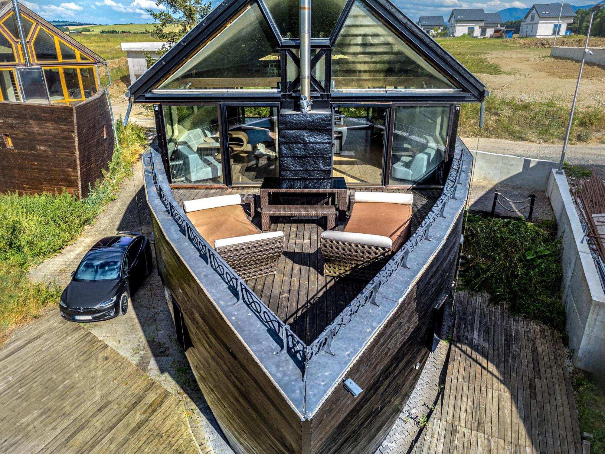 Holiday home Unique Boat Shaped House At Lakefront #instaworth *